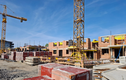 Kompleksowa budowa bloków wielorodzinnych na Śląsku - murowanie ścian i realizacja stanu surowego otwartego.