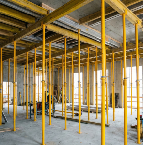 Nowoczesne systemy szalunkowe i podpory stropowe wykorzystywane do budowy wytrzymałych konstrukcji żelbetowych.